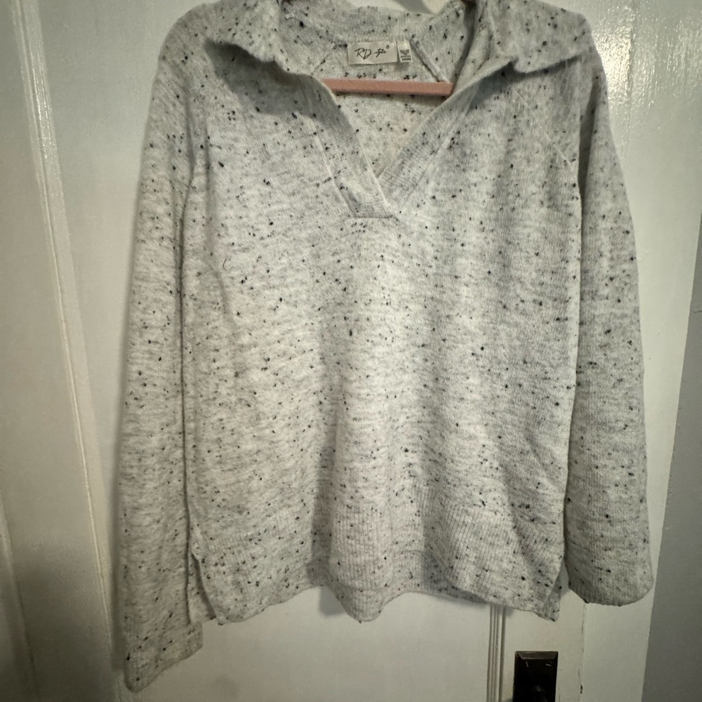 RDI Light Gray Speckled Sweater